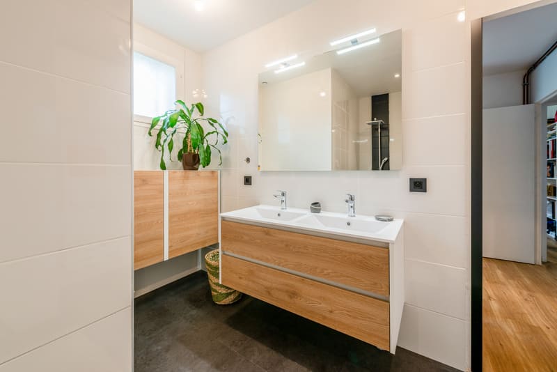 Salle de bains blanche et bois lumineuse à Crevin | Raison Home